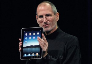 Imaxe do xefe de Apple cujn iPad na man